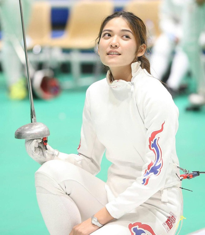 Kanyapat M. (24 tuổi) là hot girl đấu kiếm của Thái Lan lên đường tham dự SEA Games tại Philippines. Dù là gương mặt tiêu biểu được thể thao xứ Chùa Vàng lựa chọn nhưng cô nàng có "tuổi nghề" khá trẻ so với các VĐV khác.