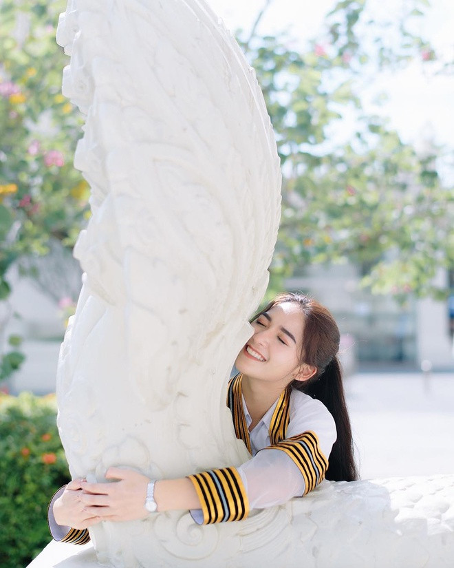 Kanyapat có nụ cười tươi, nước da trắng và đặc biệt là đôi mắt biết nói khiến người đối diện mê đắm.