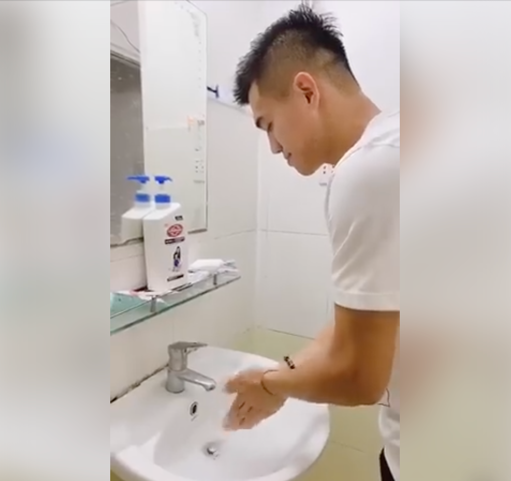 Sau khi thực hiện vũ đạo "Ghen Cô Vy" với bạn gái tin đồn Huỳnh Hồng Loan, tiền đạo Tiến Linh tiếp tục đăng tải clip hướng dẫn rửa tay đúng cách để phòng tránh Covid-19.