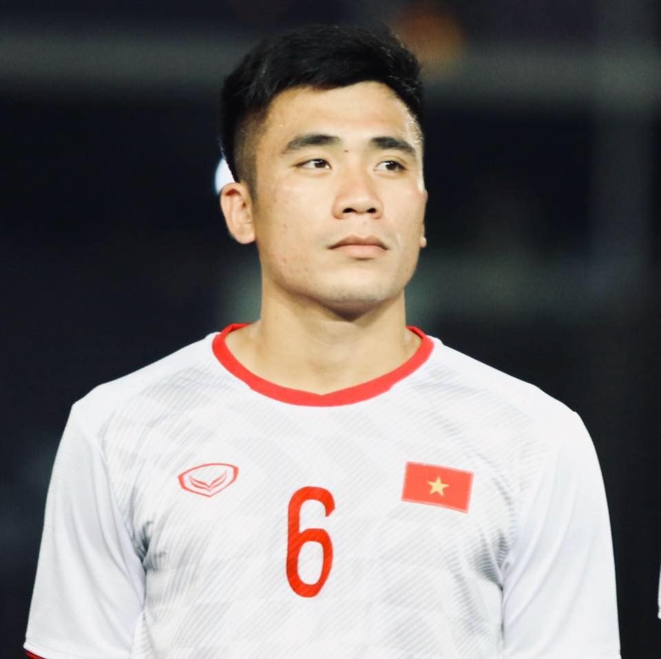 Trên sân cỏ thì là vậy, thế nhưng Tiến Dụng (SN 1998) lại được người hâm mộ đánh giá là đẹp trai hơn hẳn anh trai là thủ môn Bùi Tiến Dũng dù không có chiều cao nổi bật bằng.