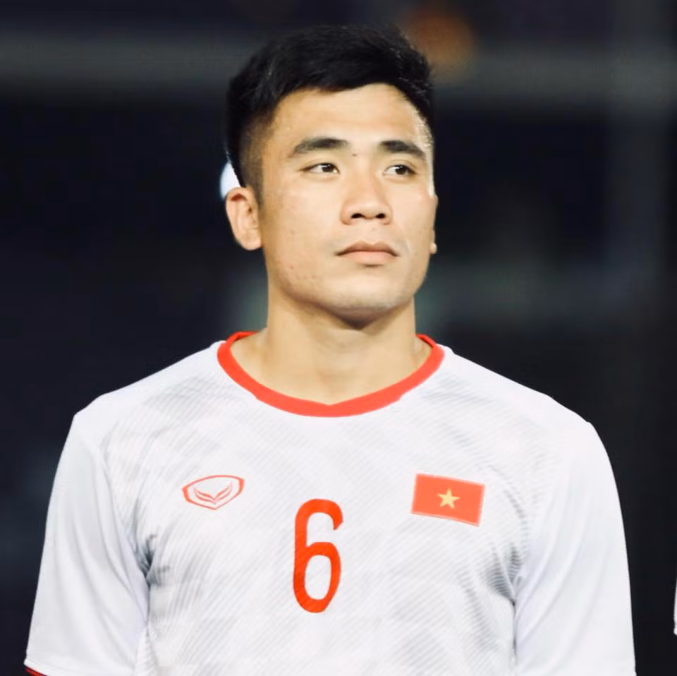 Trên sân cỏ thì là vậy, thế nhưng Tiến Dụng (SN 1998) lại được người hâm mộ đánh giá là đẹp trai hơn hẳn anh trai là thủ môn Bùi Tiến Dũng dù không có chiều cao nổi bật bằng.