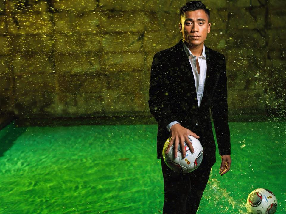 Bên cạnh sự nghiệp quần đùi áo số, Tiến Dụng và bạn gái mới đây đã mở một cửa hàng thời trang tại TP HCM. Trên trang cá nhân, em trai của Bùi Tiến Dũng thường xuyên khoe khoảnh khắc làm việc tại cửa hàng.