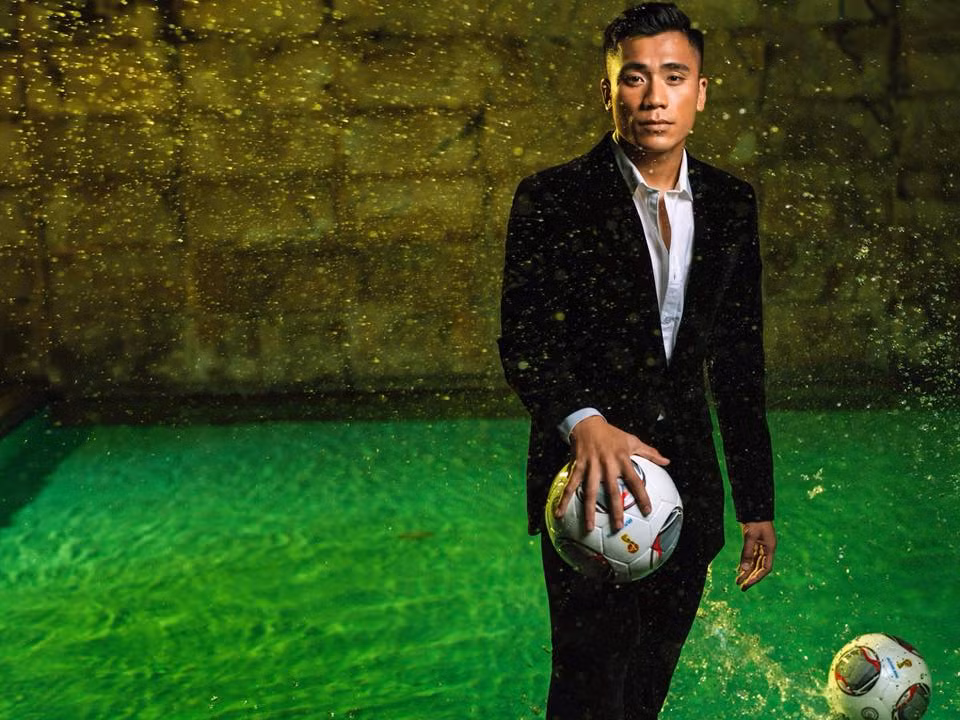 Bên cạnh sự nghiệp quần đùi áo số, Tiến Dụng và bạn gái mới đây đã mở một cửa hàng thời trang tại TP HCM. Trên trang cá nhân, em trai của Bùi Tiến Dũng thường xuyên khoe khoảnh khắc làm việc tại cửa hàng.