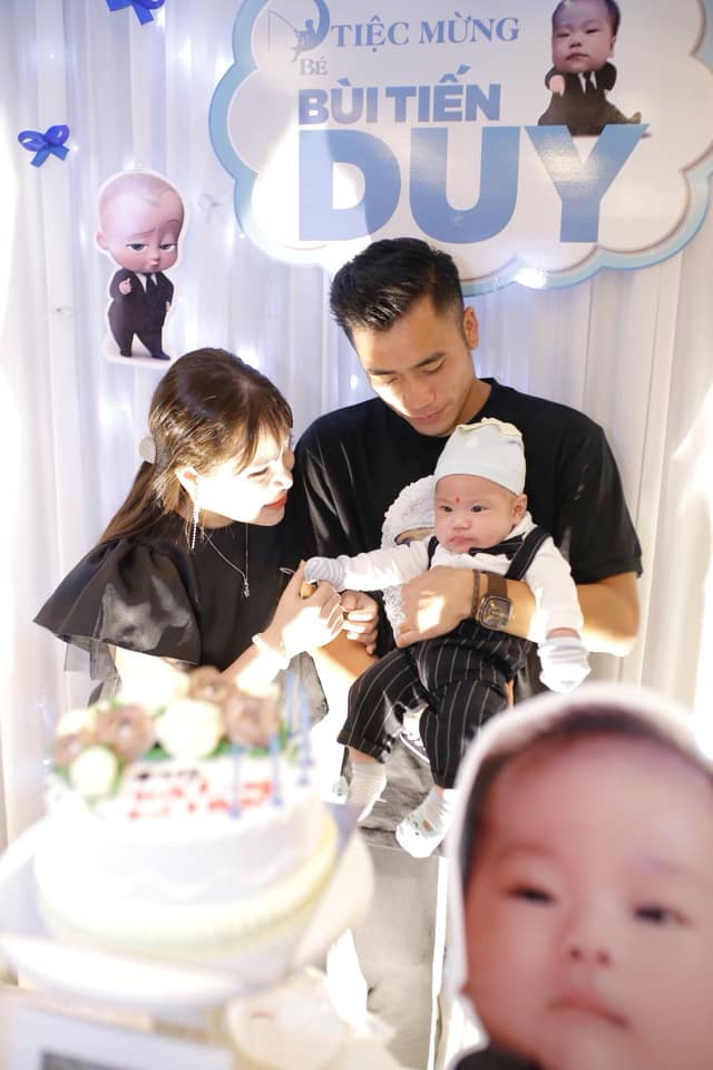 Tháng 10 mới đây, cầu thủ gốc Thanh Hoá bất ngờ công khai hình ảnh con trai tròn 3 tháng tuổi trên Facebook cá nhân khiến người hâm mộ ngỡ ngàng.