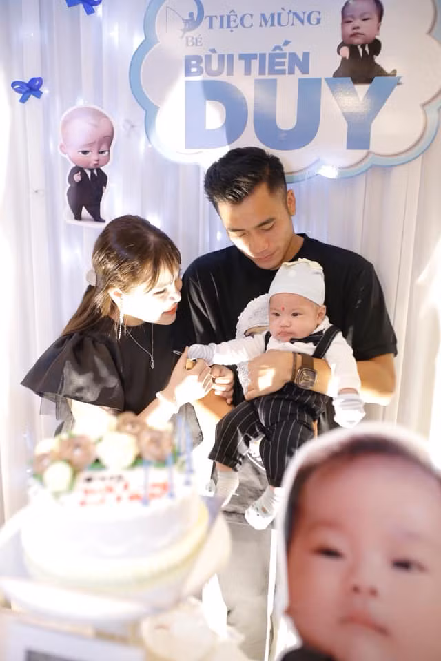 Tháng 10 mới đây, cầu thủ gốc Thanh Hoá bất ngờ công khai hình ảnh con trai tròn 3 tháng tuổi trên Facebook cá nhân khiến người hâm mộ ngỡ ngàng.