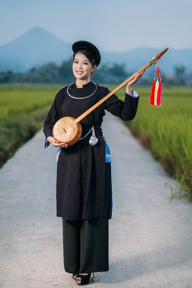 Trước khi được nhiều người biết tới nhờ nhan sắc, Ngọc Anh còn có thành tích học tập đáng ngưỡng mộ. Trong quá trình 12 năm học, nữ cảnh sát dân tộc luôn nằm trong top đầu và là học sinh giỏi. Cấp 3, ngoài là thành viên đội tuyển học sinh giỏi quốc gia môn Hóa, Ngọc Anh còn đạt nhiều giải học sinh giỏi cấp tỉnh