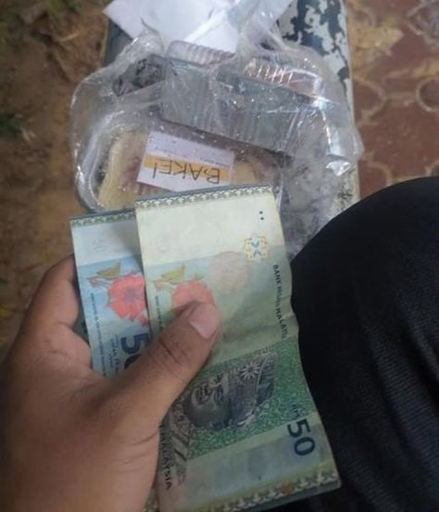 Giao banh giua mua bao, shipper nghen ngao khi mo phong bi khach dua-Hinh-2