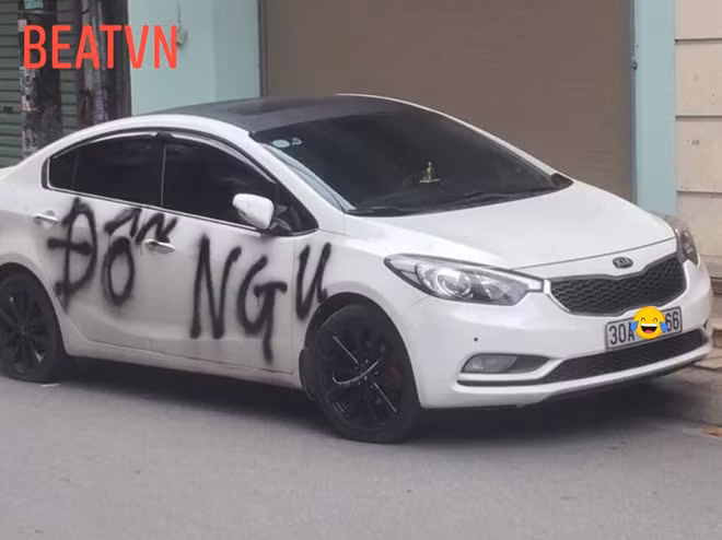 Mới đây, trên MXH hình ảnh chiếc xe ô tô đỗ sát ngay trước cửa một căn nhà bên mặt đường khiến cho những người trong căn nhà này không thể ra ngoài được. Tuy nhiên, điều đáng chú ý đó cách "trừng phạt" chủ xe của chủ nhà.