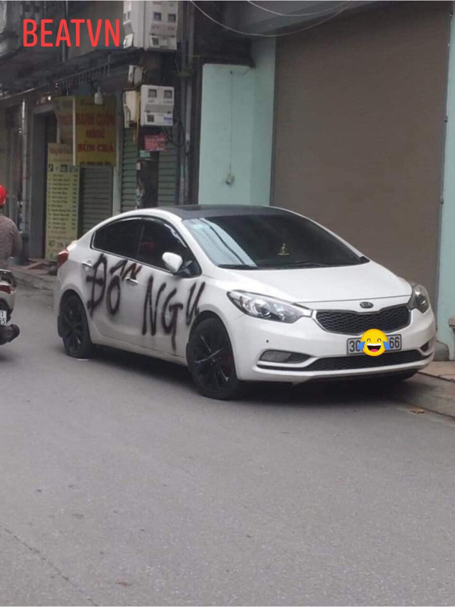 Chủ nhà đã vẽ hai chữ to bằng sơn đen thui và choán hết một bên sườn xe để cảnh cáo chủ xe vì hành vi đỗ xe vô duyên.