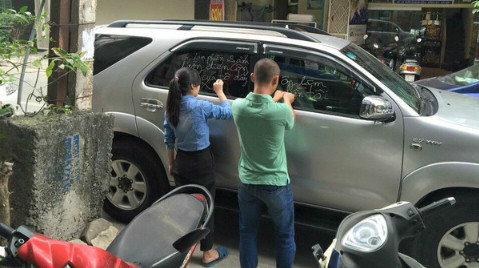 Vẫn biết hành động của chủ xe khi đỗ xe trước cửa nhà người dân như vậy là sai, là thiếu ý thức. Nhưng liệu hành động vẽ bậy, phá hoại chiếc xe của người dân như vậy có quá đáng?