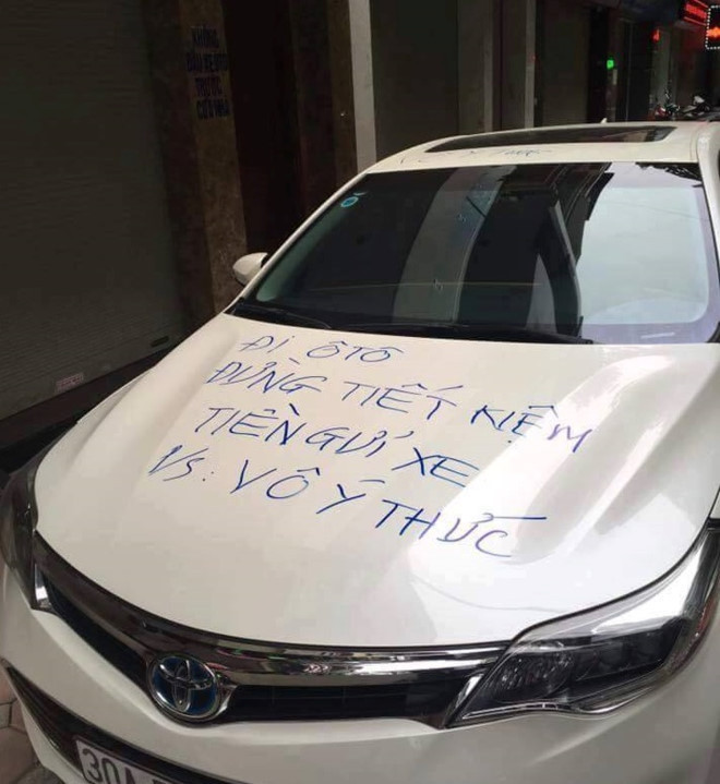 Nhưng nickname T.M cho rằng: "Nhiều năm qua, mạng lưới giao thông tĩnh trên địa bàn Hà Nội đã bị quá tải. Các điểm đỗ tại nội đô quá thiếu nên bất đắc dĩ các chủ xe mới phải làm như vậy".