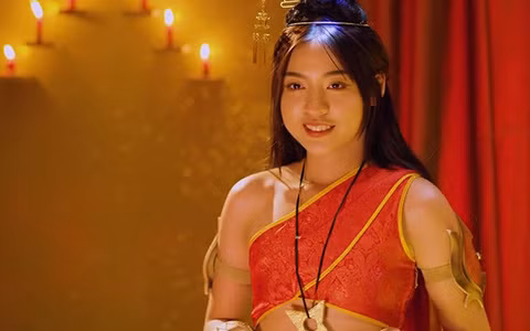 Ngay lập tức, phát ngôn của hot girl Trần Thanh Tâm lại trở thành chủ đề chỉ trích trên nhiều diễn đàn mạng. Nhiều người cho rằng ý của cô nàng là tất cả bình luận chê bai, "dìm" nhan sắc của cô đều xuất phát từ sự sân si, ghen tỵ vì nổi tiếng của các bạn nữ.