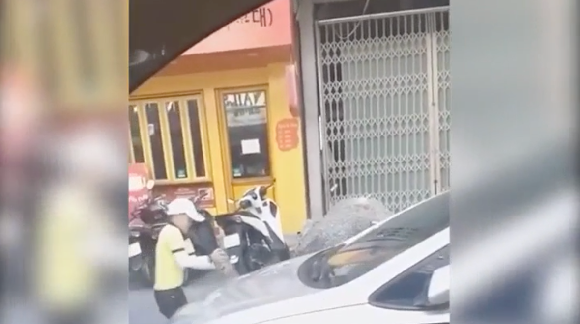 Phat hoang nguoi dan ong hung hang dung da pha hoai o to