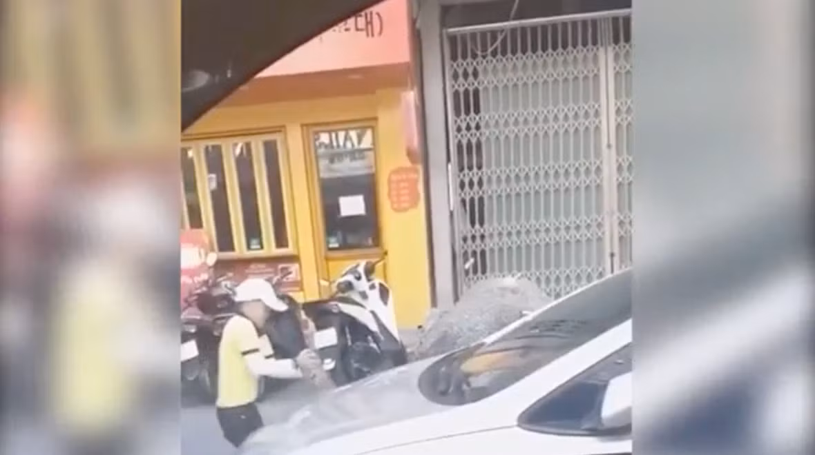 Phat hoang nguoi dan ong hung hang dung da pha hoai o to