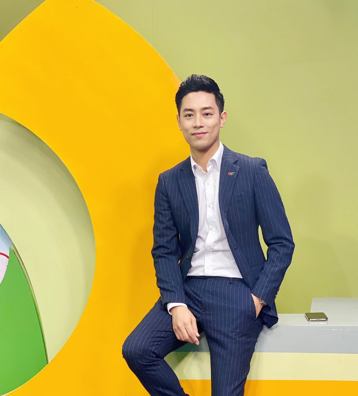 Trong khi rất nhiều người trầm trồ bởi nhan sắc "cực phẩm" mà nam MC của Đài truyền hình Việt Nam sở hữu thì không ít dân mạng không lấy làm bất ngờ vì đội ngũ dẫn chương trình, BTV của nhà đài vốn dĩ đã toàn trai đẹp, gái xinh.