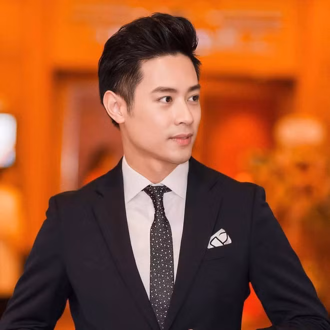 Bat ngo noi ran ran tren mang vi qua dep trai, nam MC VTV bi soi trang ca nhan