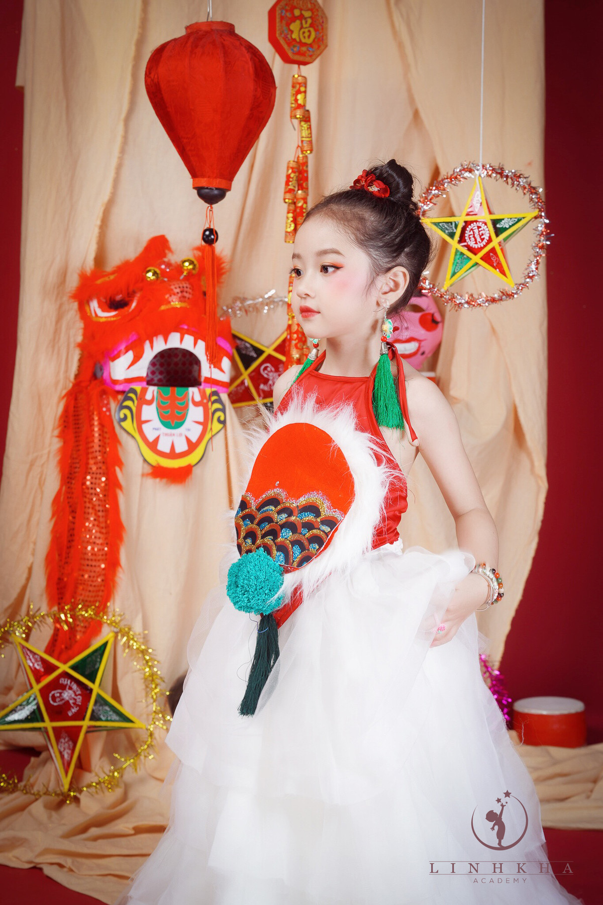 "Xinh như tiên nữ rồi cô bé ơi", "Rất tự tin chụp ảnh nhé, có con gái sướng thế này đây" là những bình luận của CĐM về bộ ảnh của Sushi. Nguồn ảnh: Linh Kha Academy.