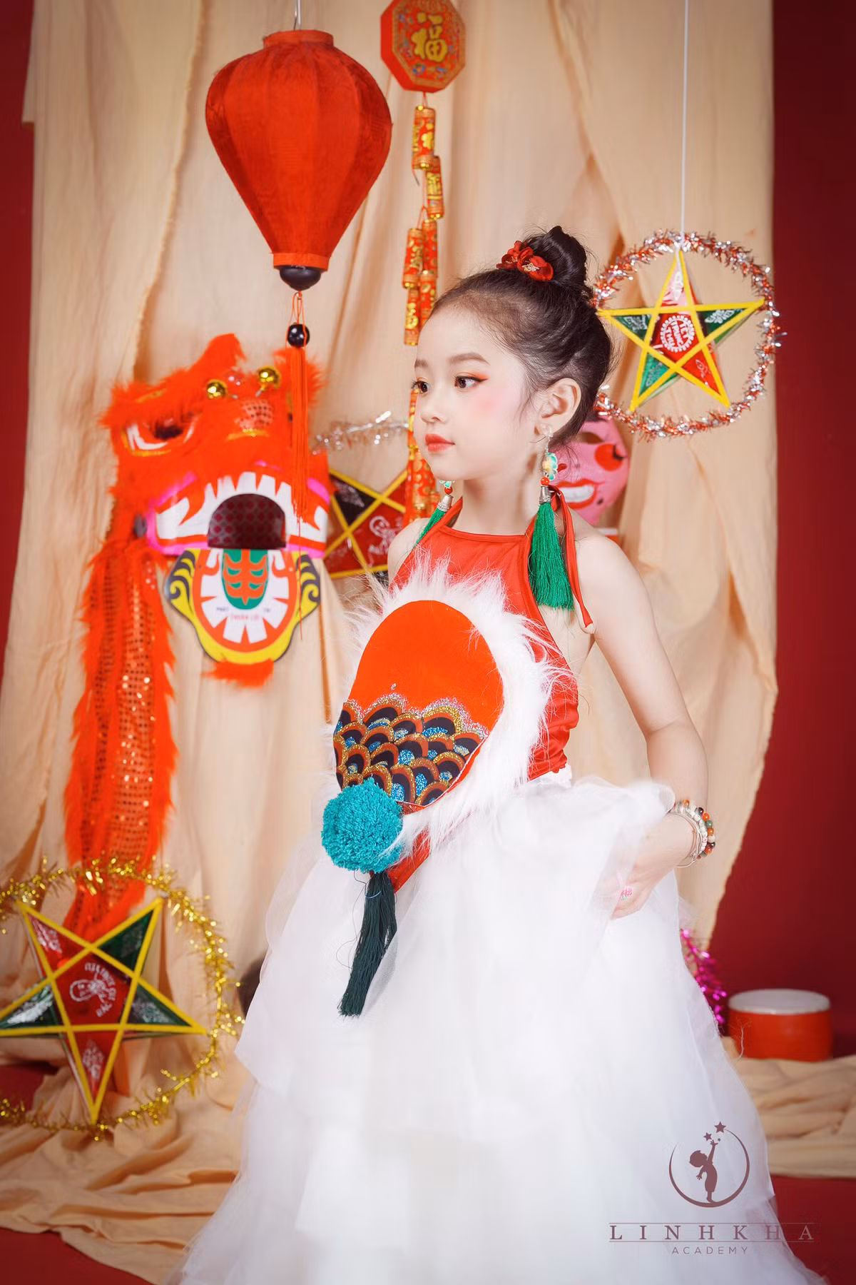 "Xinh như tiên nữ rồi cô bé ơi", "Rất tự tin chụp ảnh nhé, có con gái sướng thế này đây" là những bình luận của CĐM về bộ ảnh của Sushi. Nguồn ảnh: Linh Kha Academy.