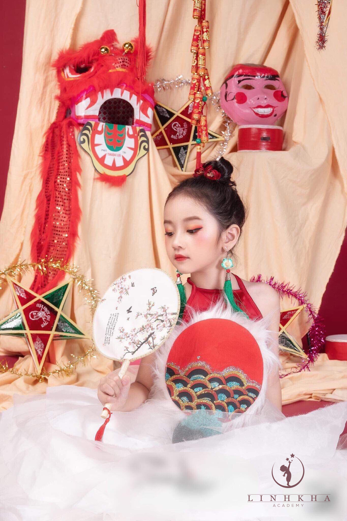 Dù lấy bối cảnh studio đơn giản, cô bé 6 tuổi Sushi xinh xắn vẫn khiến nhiều người trầm trồ bởi vẻ kiêu kì và diễn xuất nhập tâm.