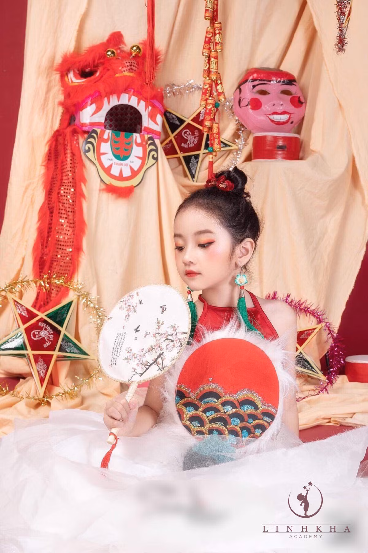 Dù lấy bối cảnh studio đơn giản, cô bé 6 tuổi Sushi xinh xắn vẫn khiến nhiều người trầm trồ bởi vẻ kiêu kì và diễn xuất nhập tâm.