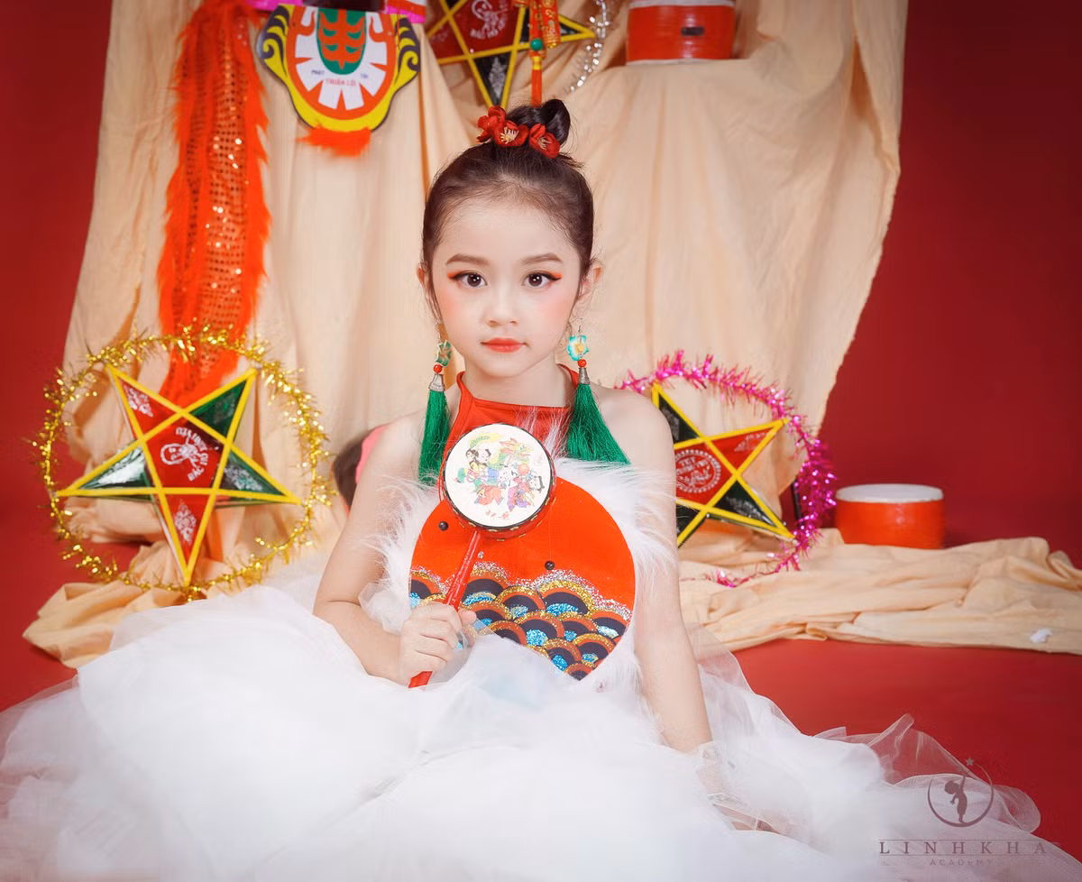 Điểm sáng của bộ ảnh chính là thần thái vừa có nét kiêu kì, vừa mang vẻ dễ thương của cô bé lớp 1 Sushi.