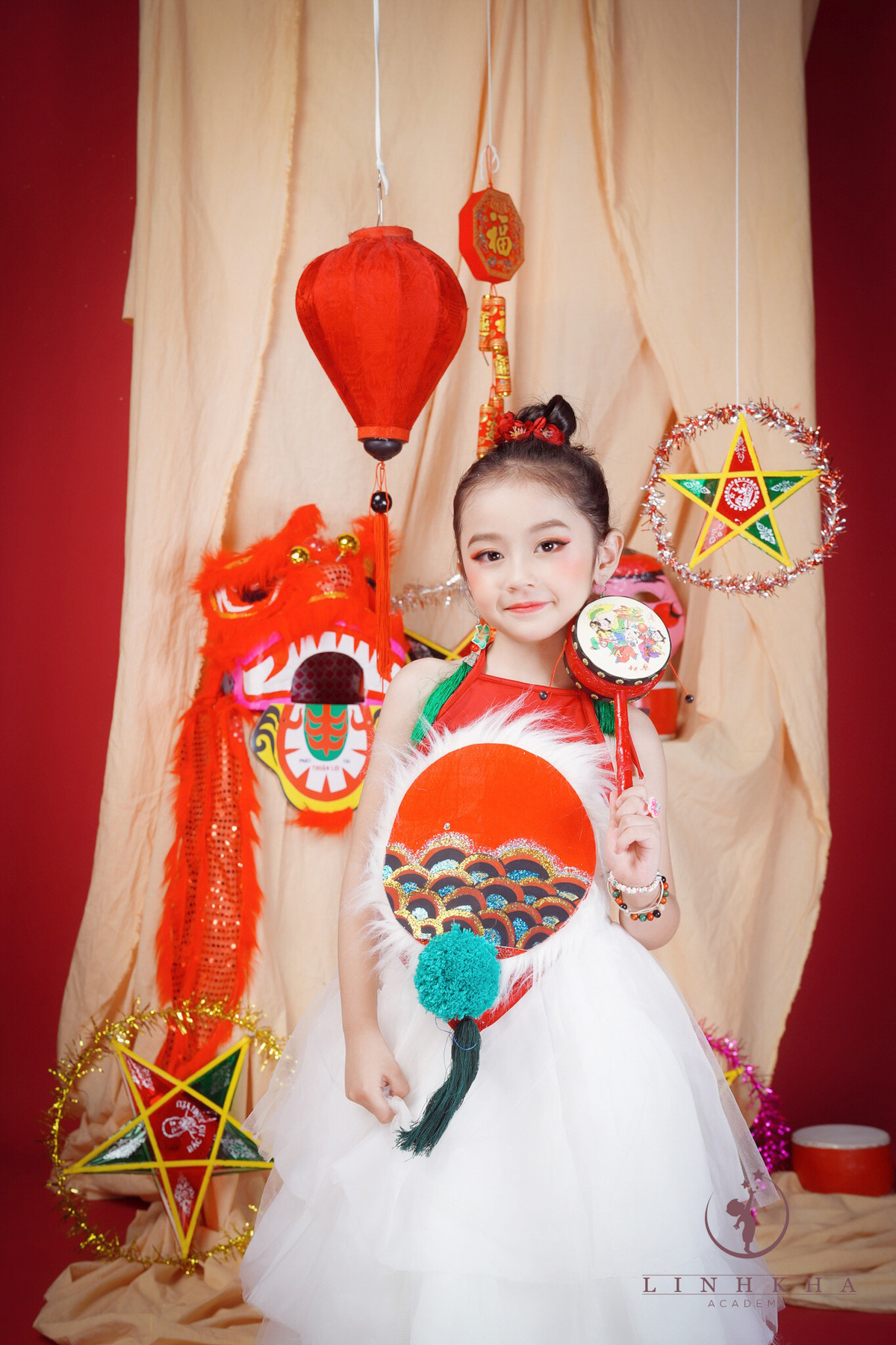 Vốn có kinh nghiệm và đam mê thời trang, diễn xuất qua từng sự kiện, Sushi hoàn toàn tự tin và chú tâm vào vai chị Hằng phiên bản nhí xinh đẹp.