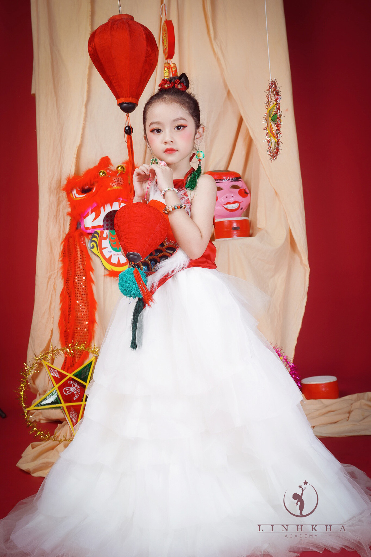 Ngân Anh (biệt danh: Sushi, 6 tuổi) là bé gái lớp 1 mới đây thu hút sự chú ý của CĐM khi vào vai chị Hằng Nga phiên bản nhí trong bộ ảnh Trung thu.