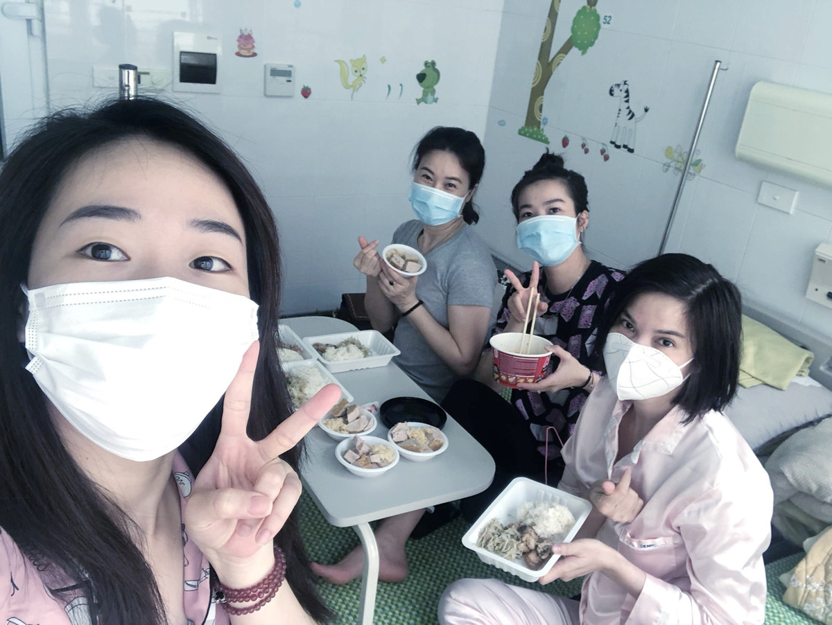 Viet don xin thu nghiem thuoc COVID-19, nu tiep vien khien dan tinh ne phuc