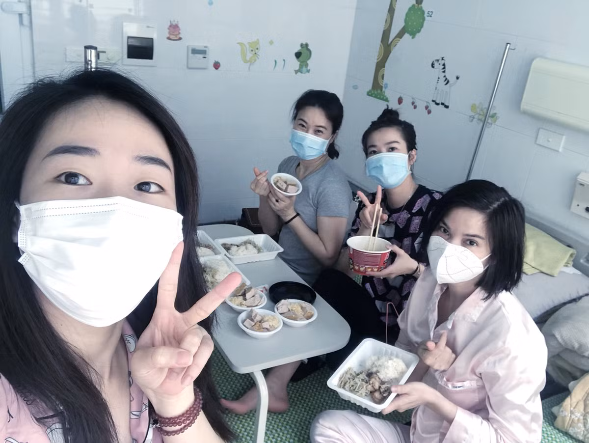 Viet don xin thu nghiem thuoc COVID-19, nu tiep vien khien dan tinh ne phuc