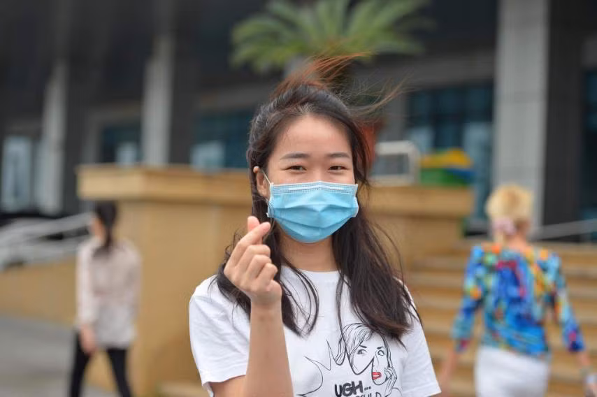 Viet don xin thu nghiem thuoc COVID-19, nu tiep vien khien dan tinh ne phuc-Hinh-2