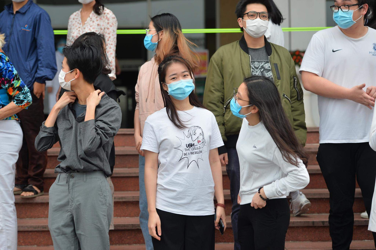 Viet don xin thu nghiem thuoc COVID-19, nu tiep vien khien dan tinh ne phuc-Hinh-3