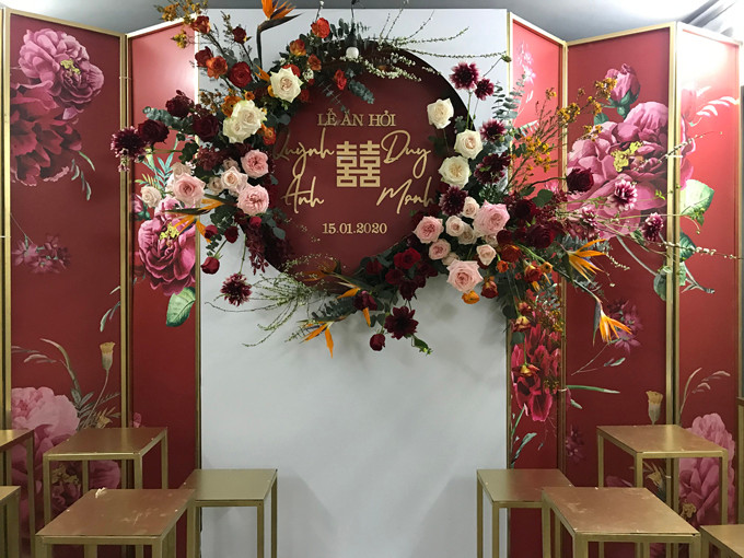 Bên trong căn nhà sử dụng tấm bình phong làm background và được trang trí cực kỳ cẩn thận, tỉ mỉ.