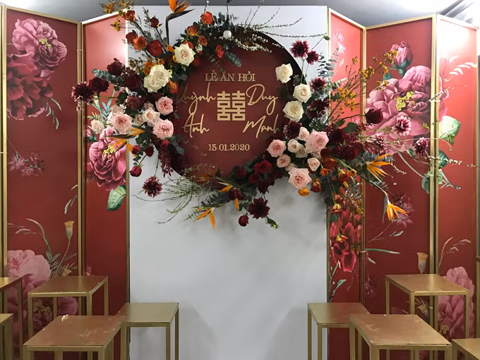 Bên trong căn nhà sử dụng tấm bình phong làm background và được trang trí cực kỳ cẩn thận, tỉ mỉ.