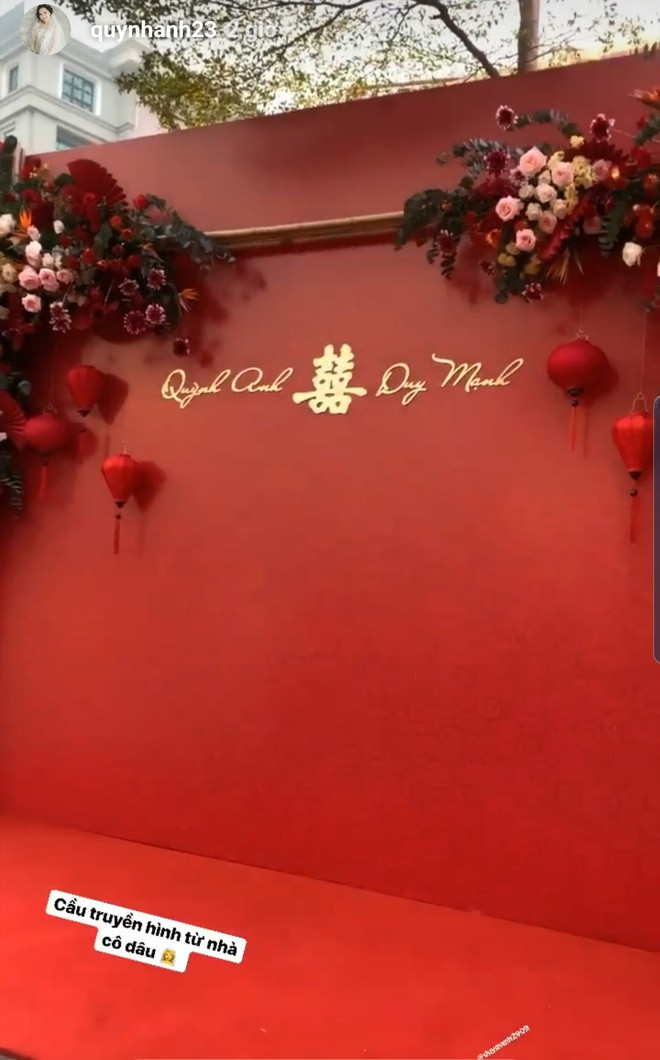 Mới đây, trên trang cá nhân của bạn gái Duy Mạnh là Quỳnh Anh chia sẻ khoảnh khắc cả gia đình cùng rất nhiều người cùng tất bật chuẩn bị cho đám hỏi của cô cùng nam cầu thủ diễn ra vào ngày 15/1.
