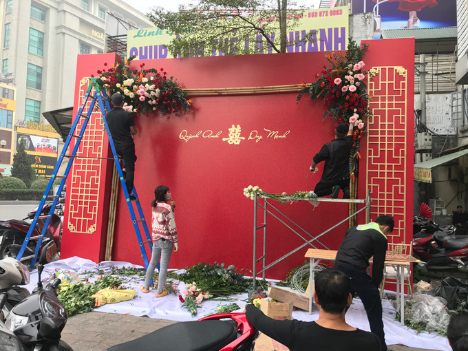 Tông màu chủ đạo ngày lễ ăn hỏi của Duy Mạnh - Quỳnh Anh là đỏ, màu được cho là đem lại sự may mắn.