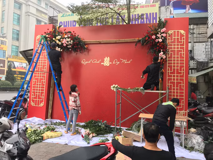 Tông màu chủ đạo ngày lễ ăn hỏi của Duy Mạnh - Quỳnh Anh là đỏ, màu được cho là đem lại sự may mắn.