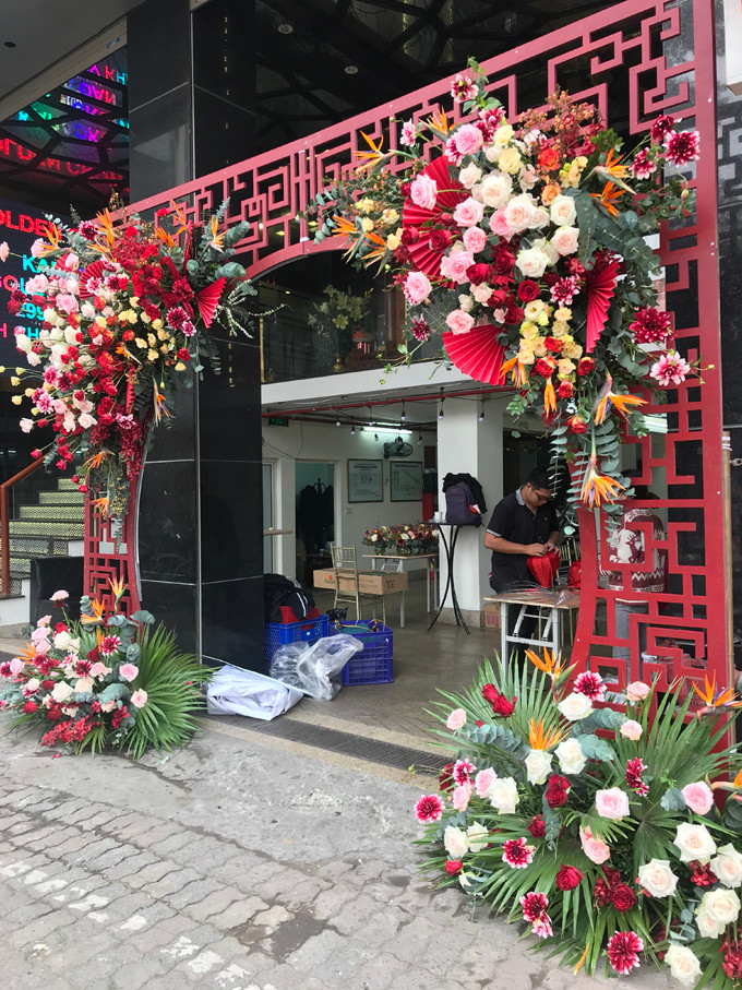 Bên cạnh hoa tương thì đèn lồng, quạt giấy màu cũng được sử dụng để trang trí khắp không gian lễ ăn hỏi.