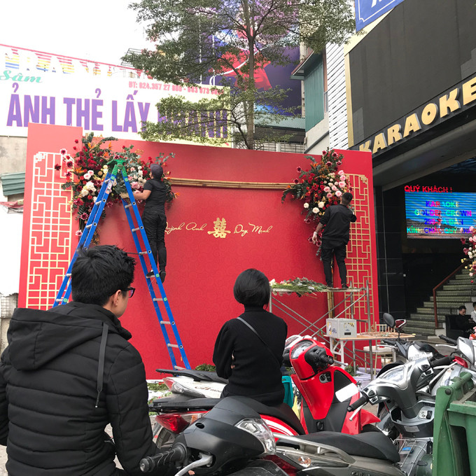 Chị của Quỳnh Anh là Huyền Mi (áo đen), vợ Văn Quyết có mặt tại nhà mẹ đẻ từ sáng sớm để tất bật chuẩn bị lễ ăn hỏi cho em gái. Cô là người trực tiếp chỉ đạo đội trang trí rạp sao cho vừa ý nhất.