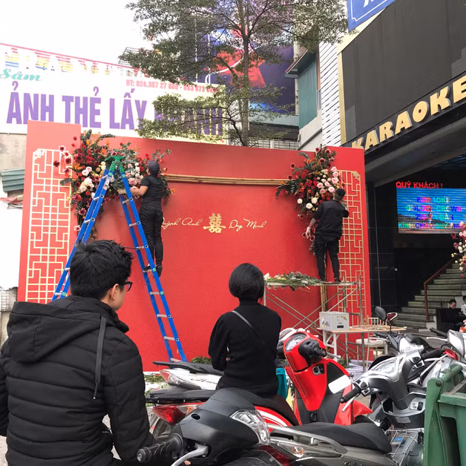 Chị của Quỳnh Anh là Huyền Mi (áo đen), vợ Văn Quyết có mặt tại nhà mẹ đẻ từ sáng sớm để tất bật chuẩn bị lễ ăn hỏi cho em gái. Cô là người trực tiếp chỉ đạo đội trang trí rạp sao cho vừa ý nhất.