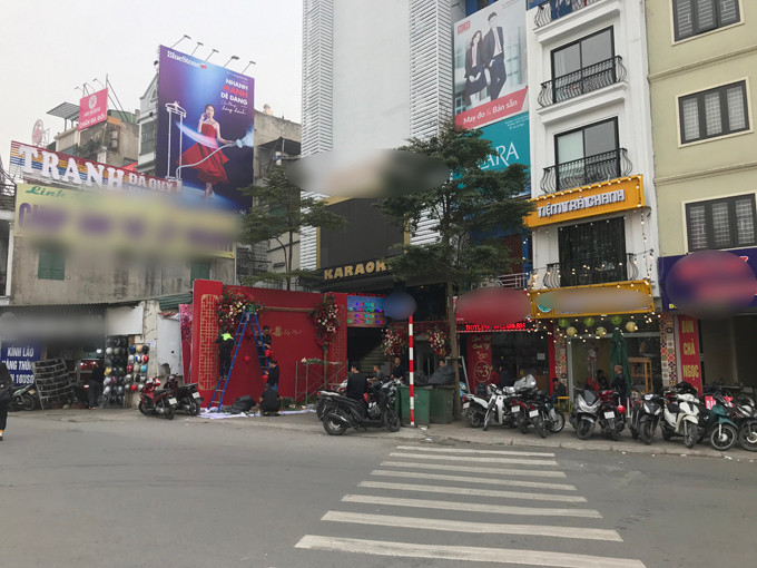 Trước khi đám hỏi diễn ra, Quỳnh Anh và chị gái đã dọn dẹp sạch sẽ nhà cửa để chờ đón nhà trai đến làm lễ ăn hỏi.