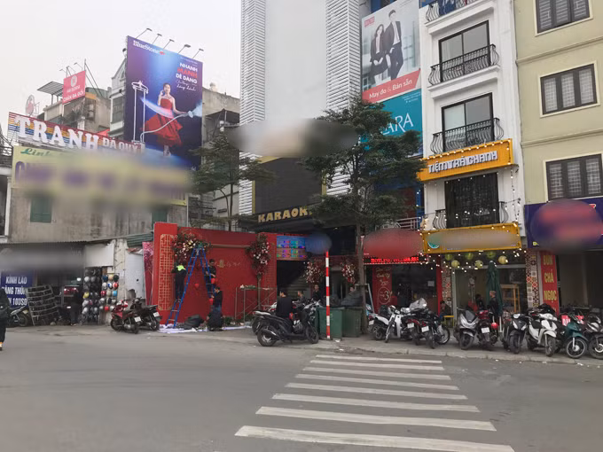 Trước khi đám hỏi diễn ra, Quỳnh Anh và chị gái đã dọn dẹp sạch sẽ nhà cửa để chờ đón nhà trai đến làm lễ ăn hỏi.