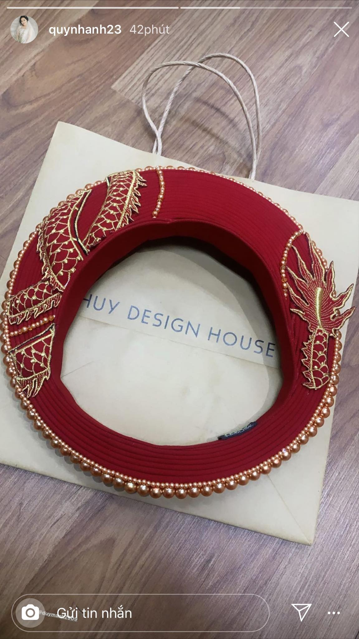 Không chỉ có vậy, Quỳnh Anh còn khoe chiếc mấn được cô lựa chọn vào ngày trọng đại. Chiếc mấn có thiết kế tinh tế, đính ngọc trai và hoa văn rồng mang màu đỏ, đúng tông chủ đạo của lễ cưới. Với chiếc mấn này thì chắc chắn cô nàng sẽ lựa chọn một chiếc áo dài ton - sur - ton.