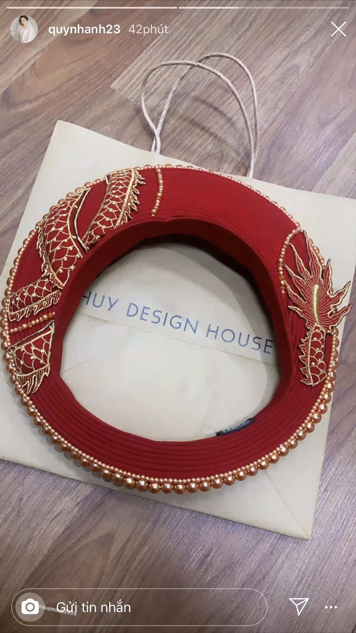 Không chỉ có vậy, Quỳnh Anh còn khoe chiếc mấn được cô lựa chọn vào ngày trọng đại. Chiếc mấn có thiết kế tinh tế, đính ngọc trai và hoa văn rồng mang màu đỏ, đúng tông chủ đạo của lễ cưới. Với chiếc mấn này thì chắc chắn cô nàng sẽ lựa chọn một chiếc áo dài ton - sur - ton.