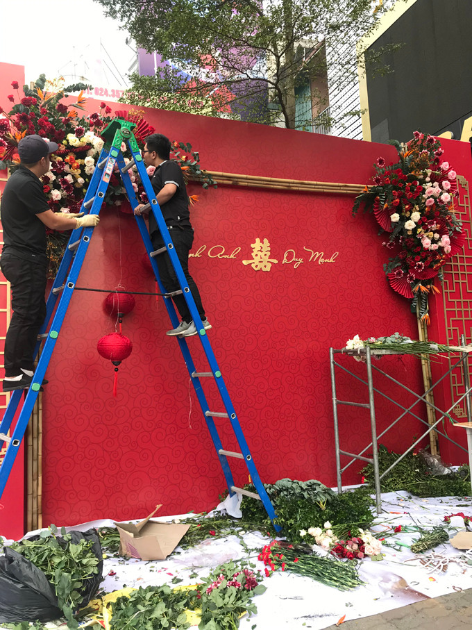 Toàn bộ hoa được sử dụng để trang trí đều là hoa tương là đủ biết độ "chịu chơi" của gia đình nhà Quỳnh Anh thế nào.