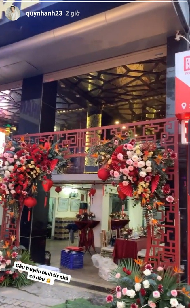 Bạn gái Duy Mạnh hí hửng khoe không gian đám hỏi cùng dòng trạng thái: "Cầu truyền hình từ nhà cô dâu". Những chia sẻ của nàng WAG trên mạng xã hội tuy ít ỏi nhưng khiến người hâm mộ vô cùng thích thú. Vậy là chỉ sau 15 ngày cầu hôn thành công tại TP HCM, cặp đôi đã cử hành lễ ăn hỏi.