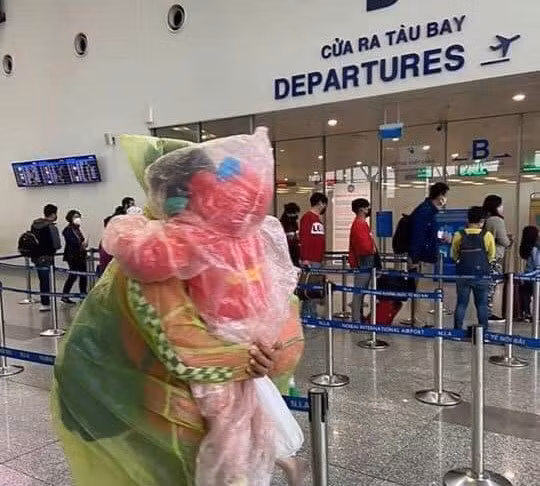 Áo mưa trở thành thời trang sân bay được yêu thích tại nhiều nơi đang có dịch Covid-19 hoành hành.