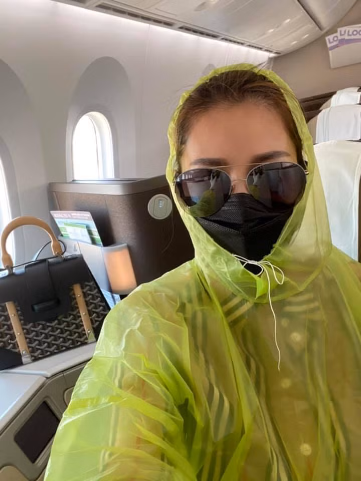 Nữ ca sĩ Quế Vân từng gây tranh cãi khi mặc áo mưa lên máy bay. Mặc kệ nhiều người nói điên, cô vẫn sử dụng biện pháp này để đảm bảo an toàn cho bản thân và cộng đồng.