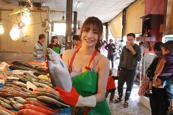 Với nụ cười ngọt ngào, đôi mắt to và làn da trắng sáng, người mẫu ảnh Lưu Bồng Bồng nhanh chóng trở thành hiện tượng mạng xã hội. Ảnh: xahoi.com.vn