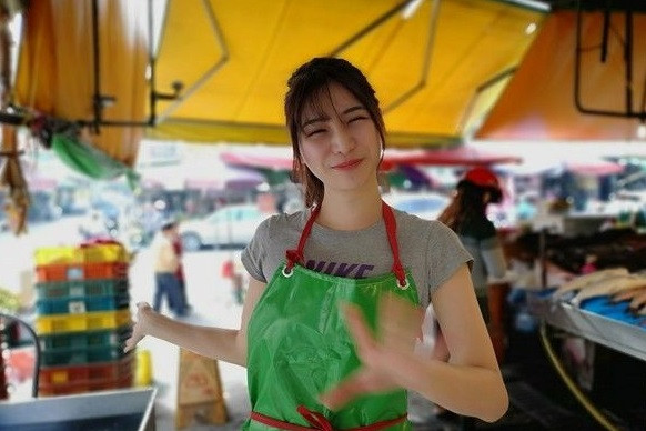 Được biết, cha mẹ Lưu Bồng Bồng thường bán cá tại khu chợ ở Chương Hoá, Đài Loan. Mỗi khi có thời gian, cô nàng hot girl đều không ngại ngần đeo găng tay nhựa, mặc tạp dề, phụ gia đình bán cá. Ảnh: vietbao.vn