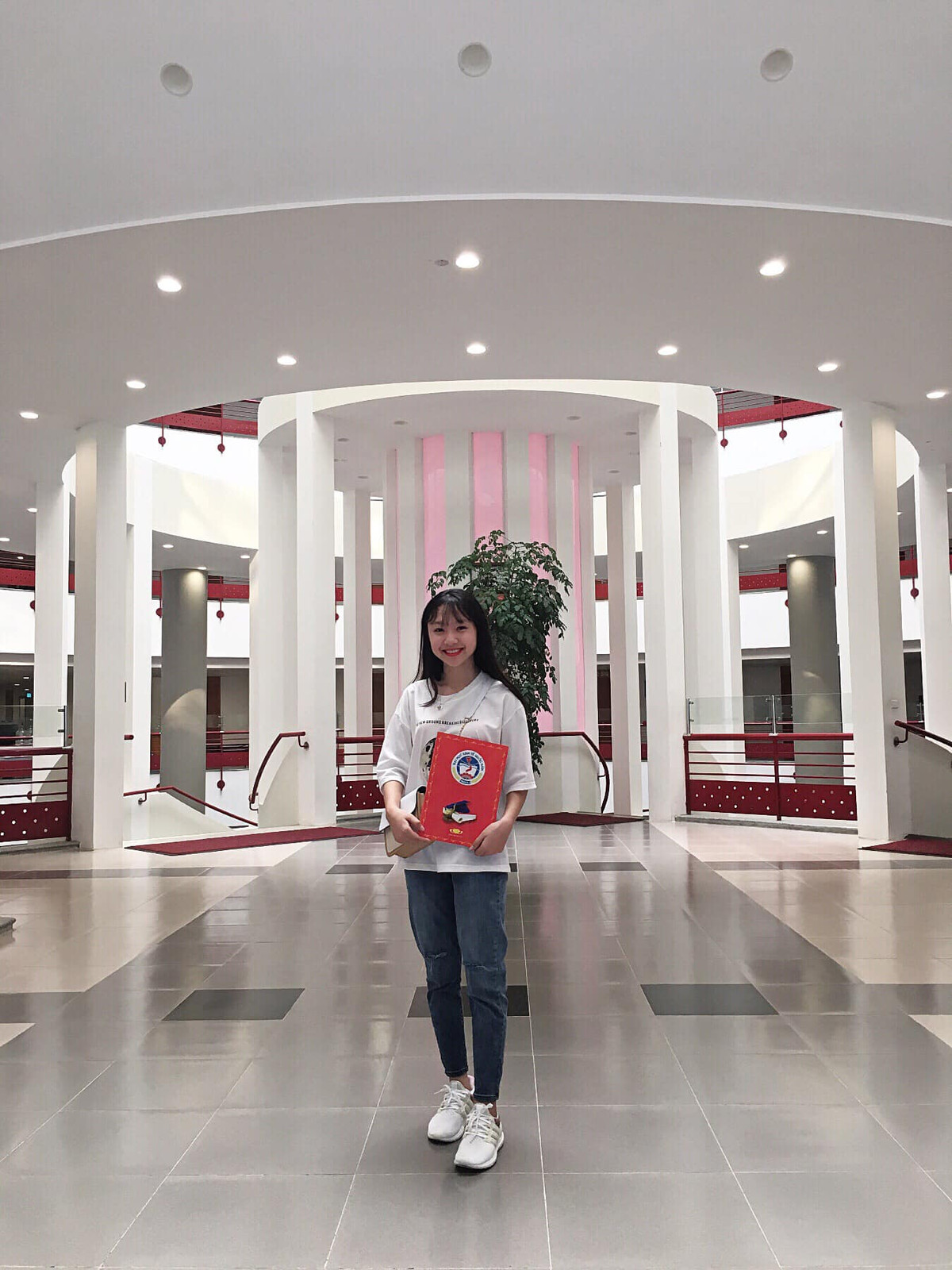 Nói về việc lựa chọn trường ĐH Kinh tế Quốc dân, Hiền nói cô nàng đã yêu thích ngôi trường này từ khi còn học phổ thông. Sau khi cân nhắc kỹ và nhờ các anh, chị đi trước tư vấn, cô nữ sinh xứ Nghệ quyết tâm thi bằng được vào ngành Quản lý công của trường.